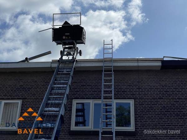 Ladderlift en ladder bij woning voor dakinspectie in Bavel Ladderlift en ladder bij woning voor dakinspectie in Bavel