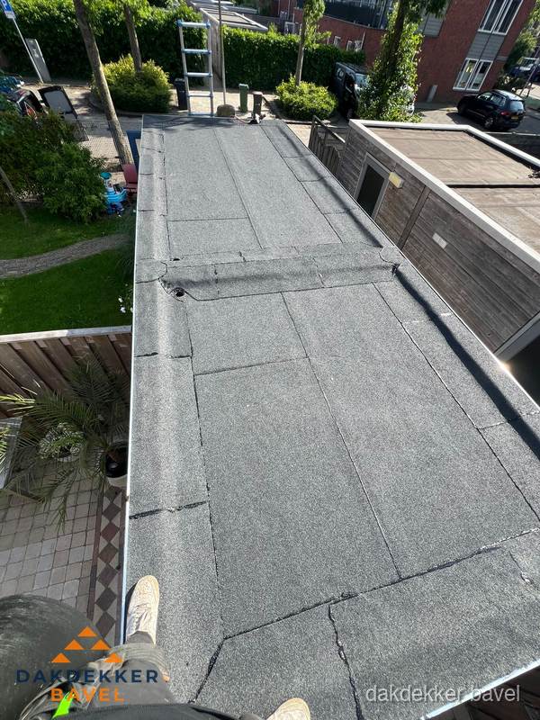Bitumen plat dak rijtjeswoning vanuit dakdekker perspectief in Bavel Bitumen plat dak rijtjeswoning vanuit dakdekker perspectief in Bavel