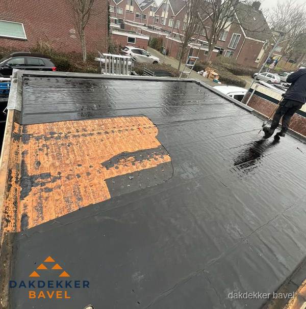 Dakdekker brengt EPDM dakbedekking aan op plat dak in Bavel Dakdekker brengt EPDM dakbedekking aan op plat dak in Bavel
