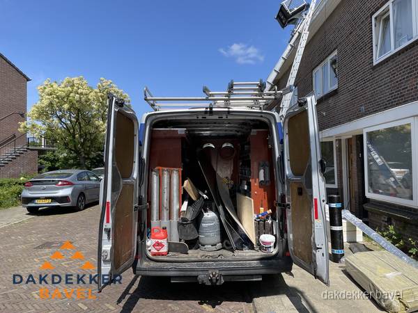 Spoed dakdekker bus met gereedschap en ladder bij woning in Bavel Spoed dakdekker bus met gereedschap en ladder bij woning in Bavel